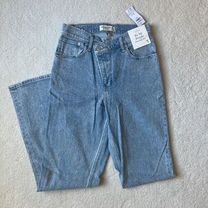 Abercrombie Curve Love 90s Straight Ultra High Rise Crossover Waist Light Wash